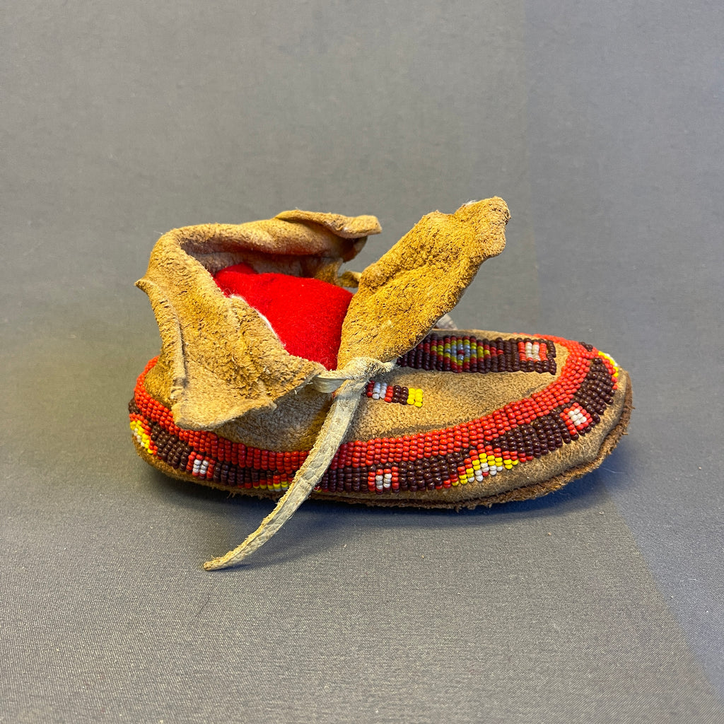 Lakota Sioux Authentic Native American Beaded Child's Moccasins, vintage.    (GM21)