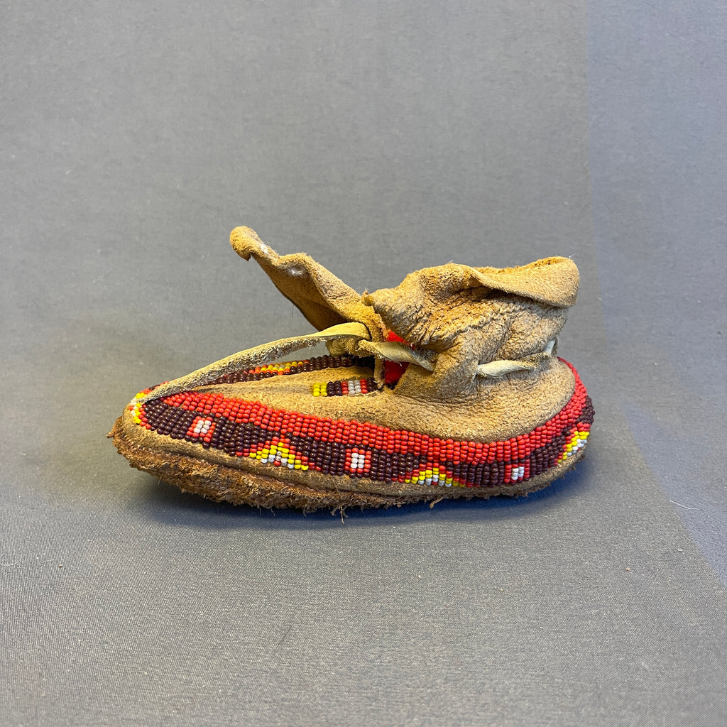 Lakota Sioux Authentic Native American Beaded Child's Moccasins, vintage.    (GM21)