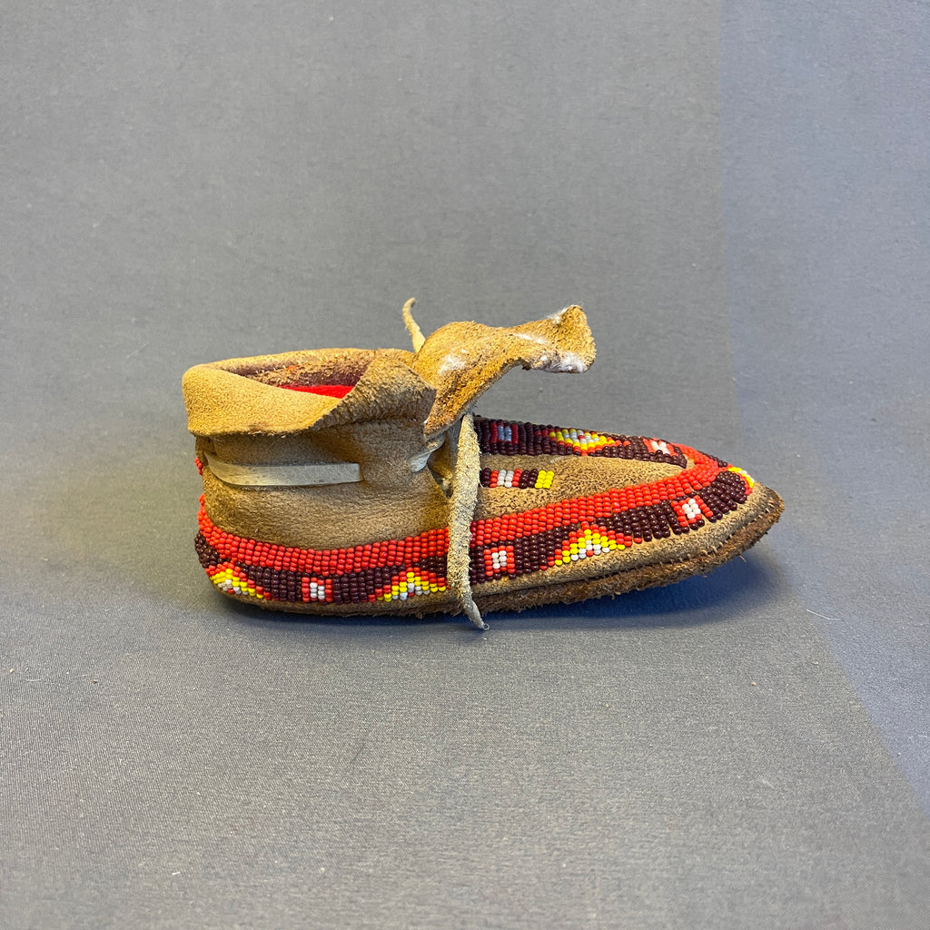 Lakota Sioux Authentic Native American Beaded Child's Moccasins, vintage.    (GM21)