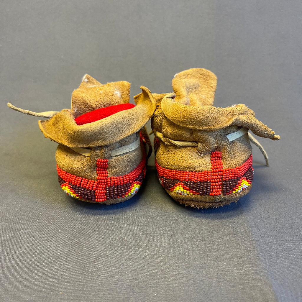 Lakota Sioux Authentic Native American Beaded Child's Moccasins, vintage.    (GM21)