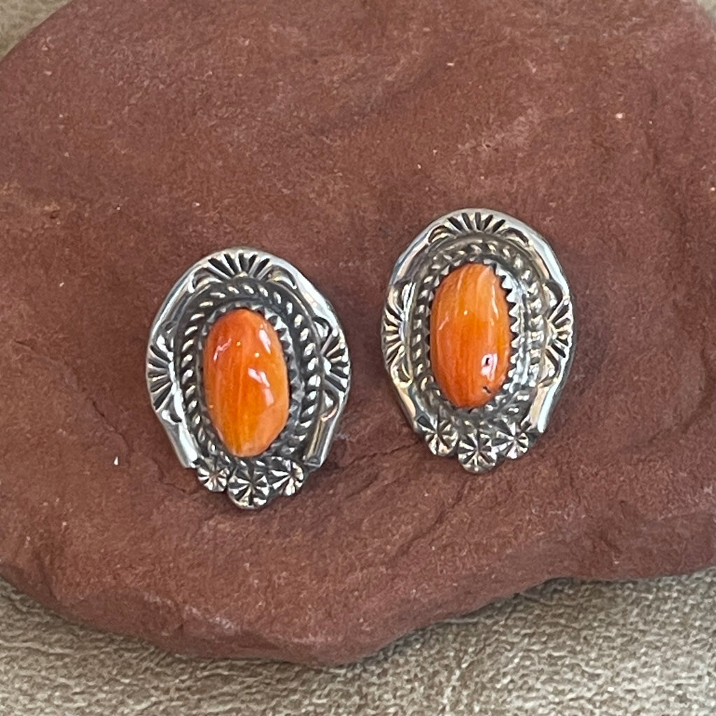 Navajo Spiny Oyster Shell Earrings with Twist Rope and Hand Stamped Outline   2/83