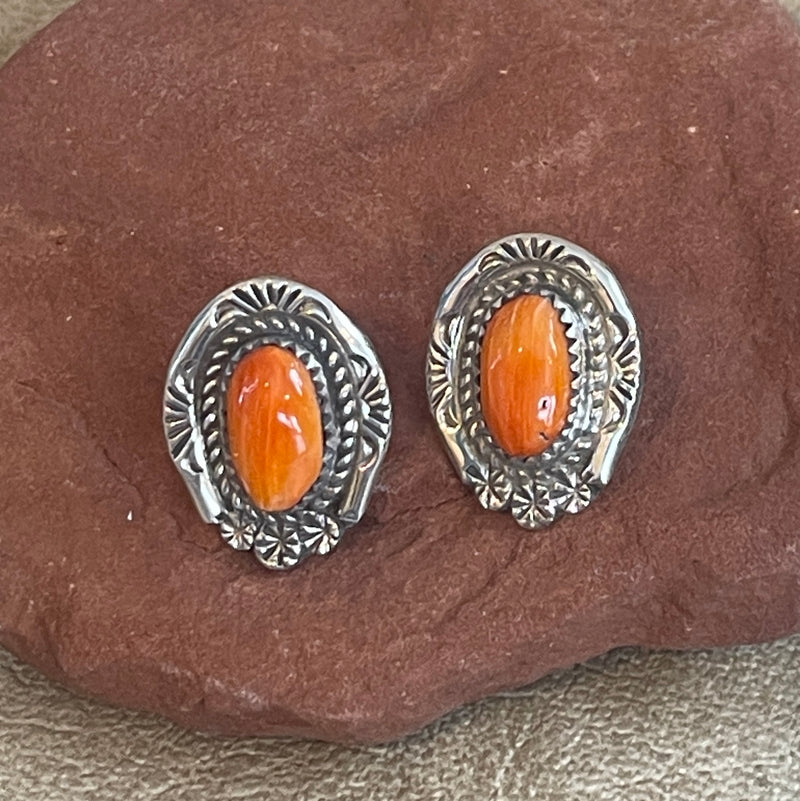 Navajo Spiny Oyster Shell Earrings with Twist Rope and Hand Stamped Outline   2/83