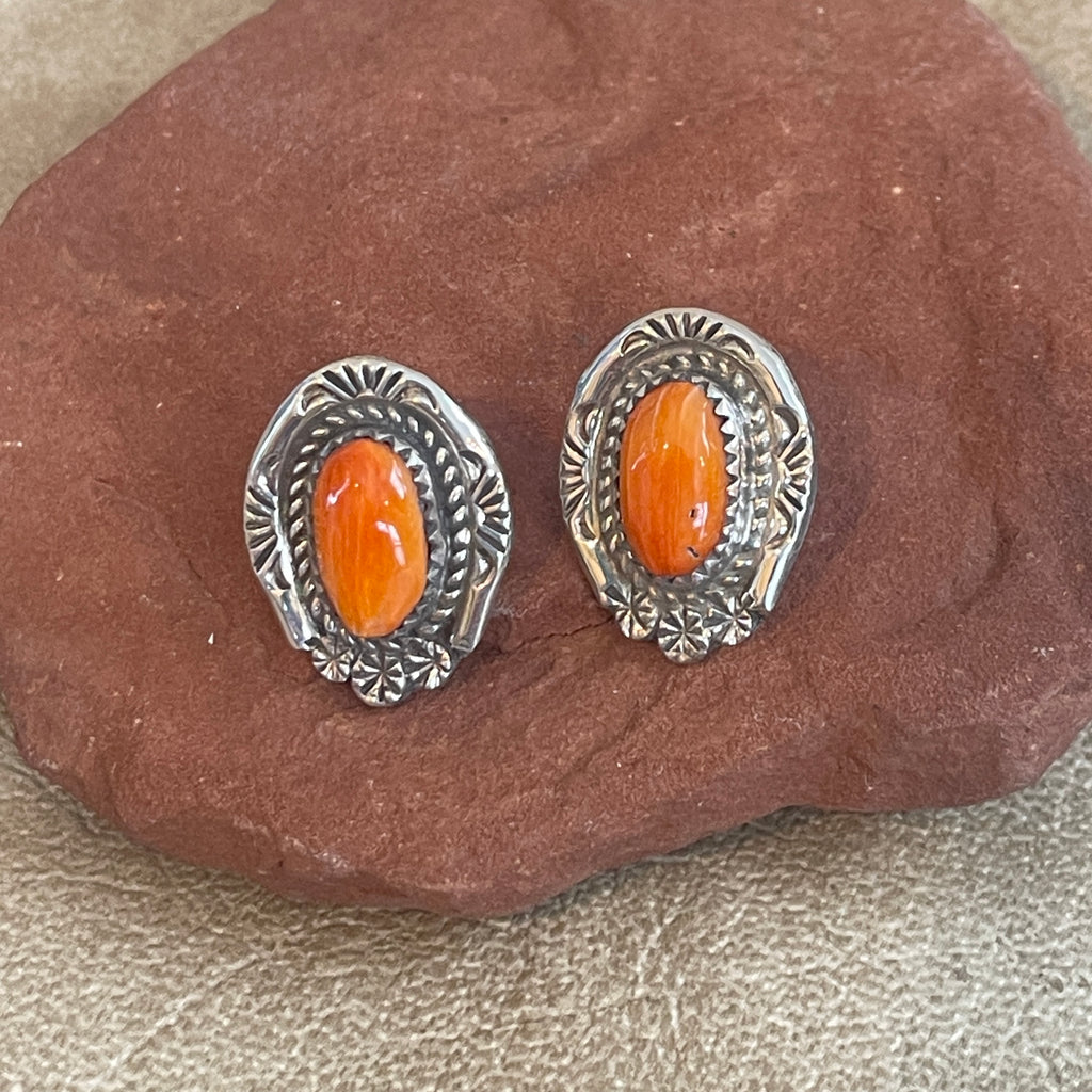 Navajo Spiny Oyster Shell Earrings with Twist Rope and Hand Stamped Outline   2/83