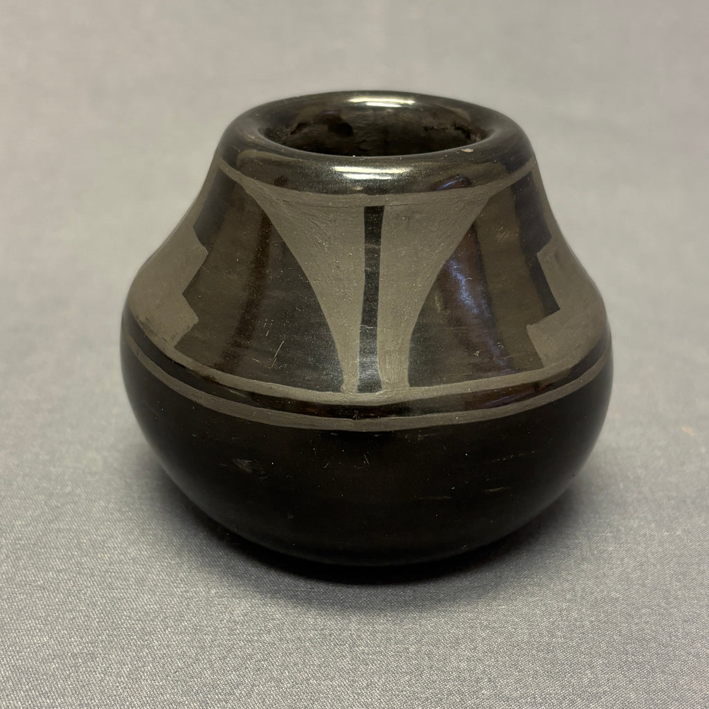 Vintage San Ildefonso Pueblo Painted Blackware Pot(JM129 )