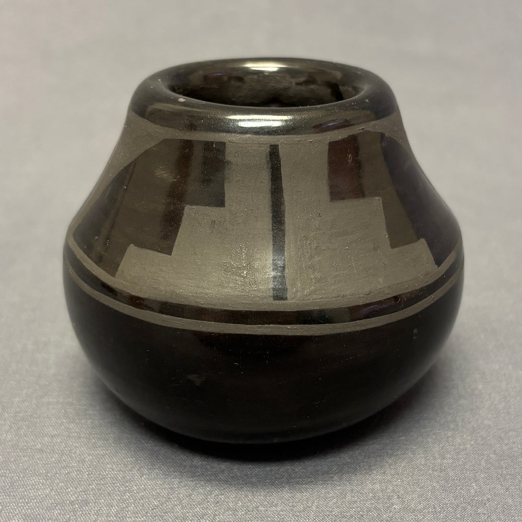 Vintage San Ildefonso Pueblo Painted Blackware Pot(JM129 )