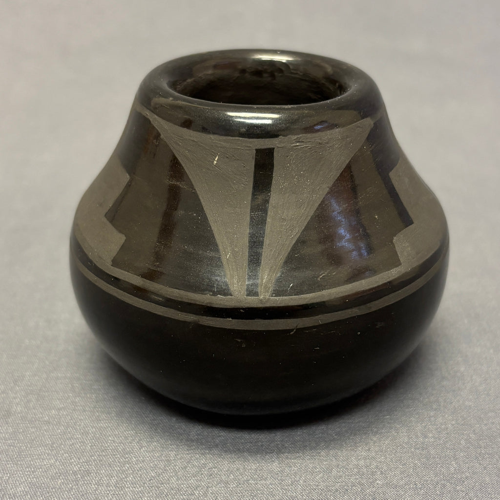 Vintage San Ildefonso Pueblo Painted Blackware Pot(JM129 )