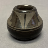 Vintage San Ildefonso Pueblo Painted Blackware Pot(JM129 )