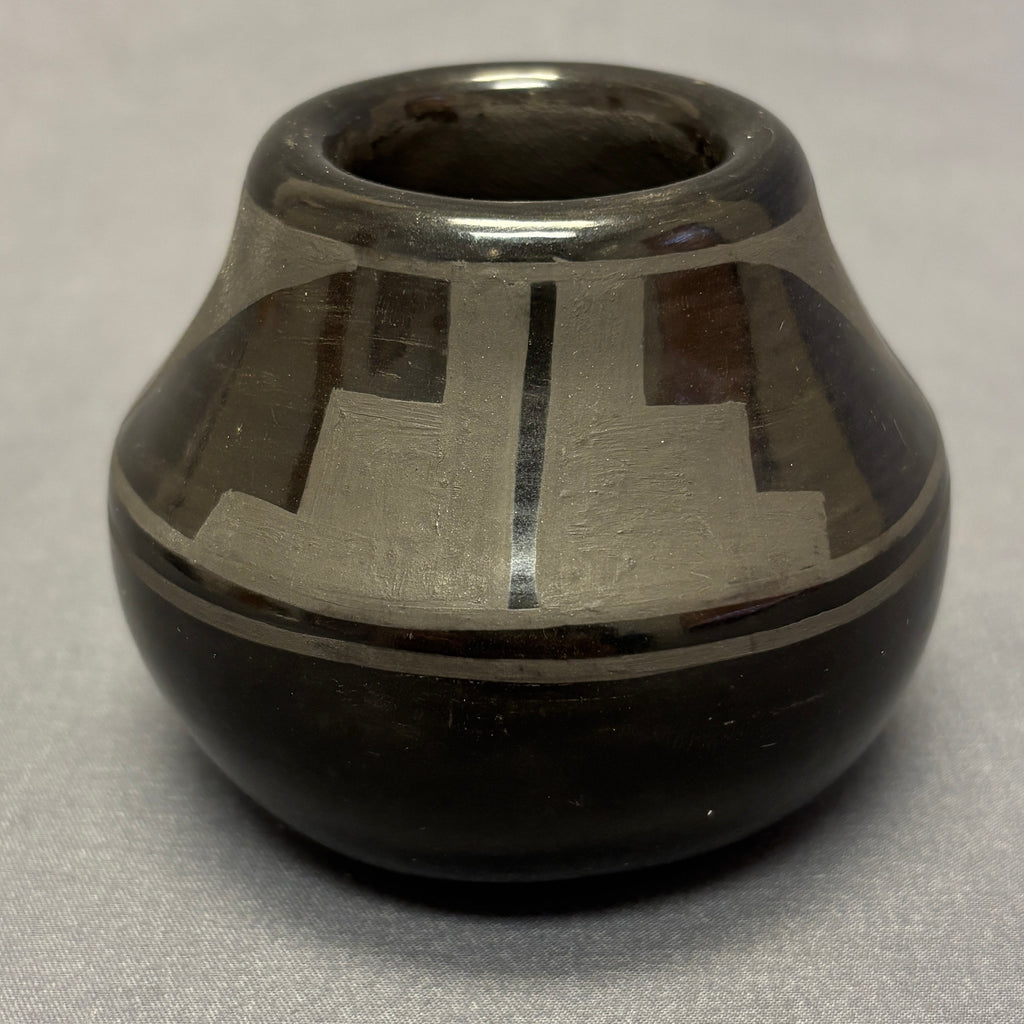 Vintage San Ildefonso Pueblo Painted Blackware Pot(JM129 )