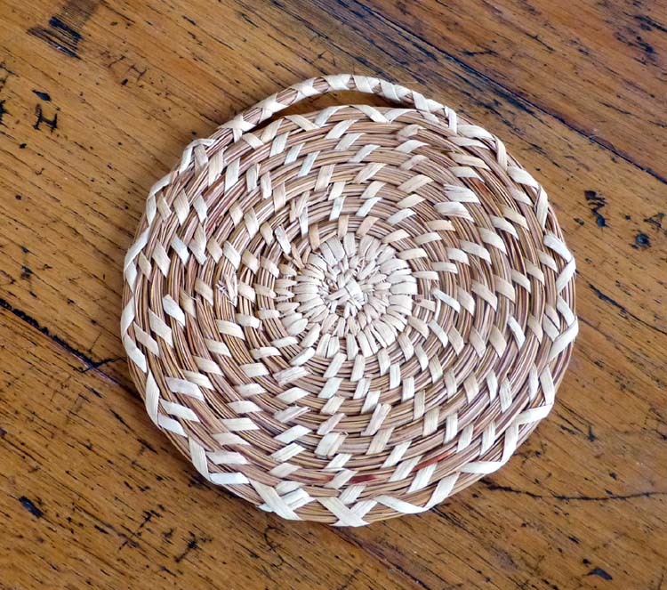 Vintage Tohono O'odham (Papago) Split Stitch Coiled Basket made with Bear Grass and Split Yucca   (VW41)