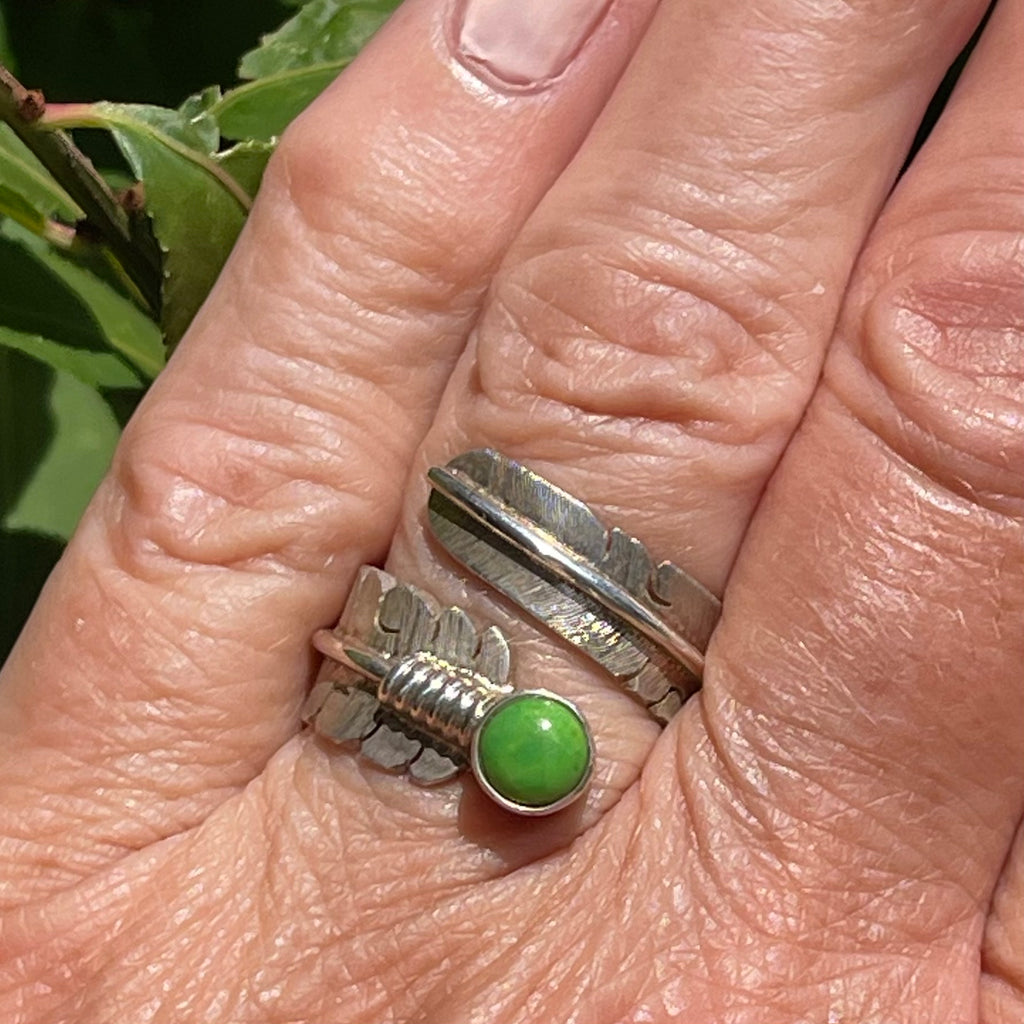Native American Gaspiete Feather Wrap Ring by David Kuticka, Isleta Pueblo, Adjustable silver feather ring with Gaspiete, Size 8 (9/127)