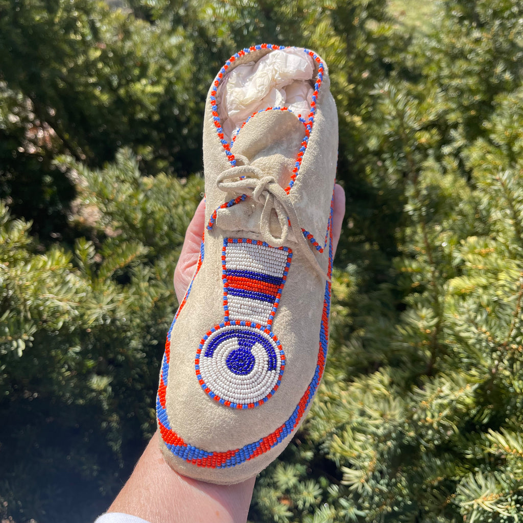 Apsáalooke (Crow) beaded moccasins - Northern Plains Crow moccasins mid 20th century  (GM178)
