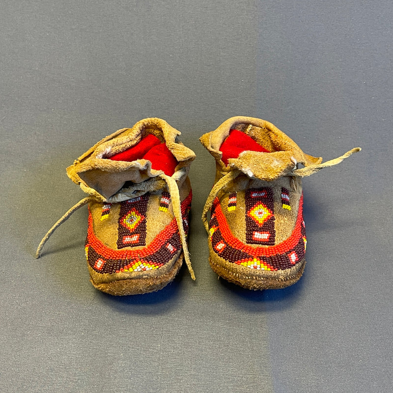 Lakota Sioux Authentic Native American Beaded Child's Moccasins, vintage.    (GM21)