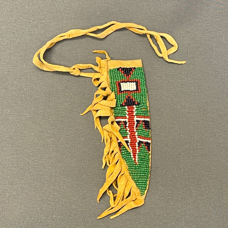 North Plains Authentic Native American beaded child's knife sheath - Late 1900s.  (GM219)
