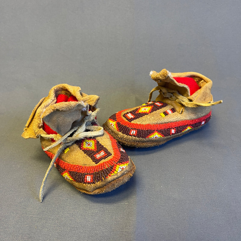Lakota Sioux Authentic Native American Beaded Child's Moccasins, vintage.    (GM21)
