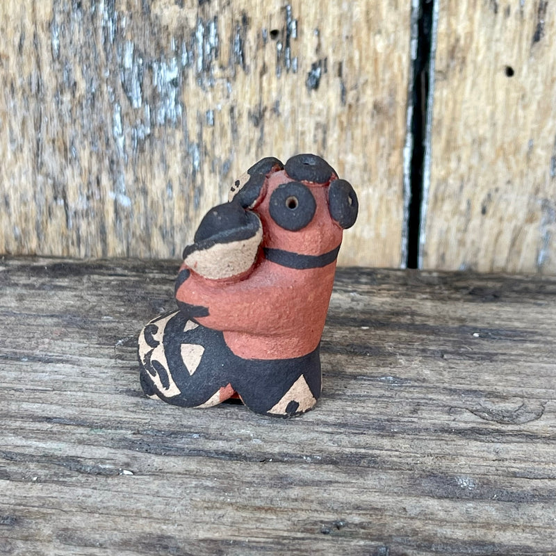 Authentic Native American clay Mudhead design storyteller with 2 babies. Artist: signed FF, Jemez Pueblo (AR42)