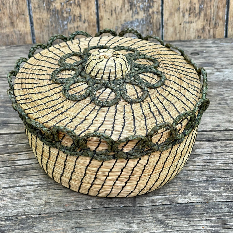 Vintage Ojibwe Large Sweetgrass Basket with scalloped edge and lid (RK26)