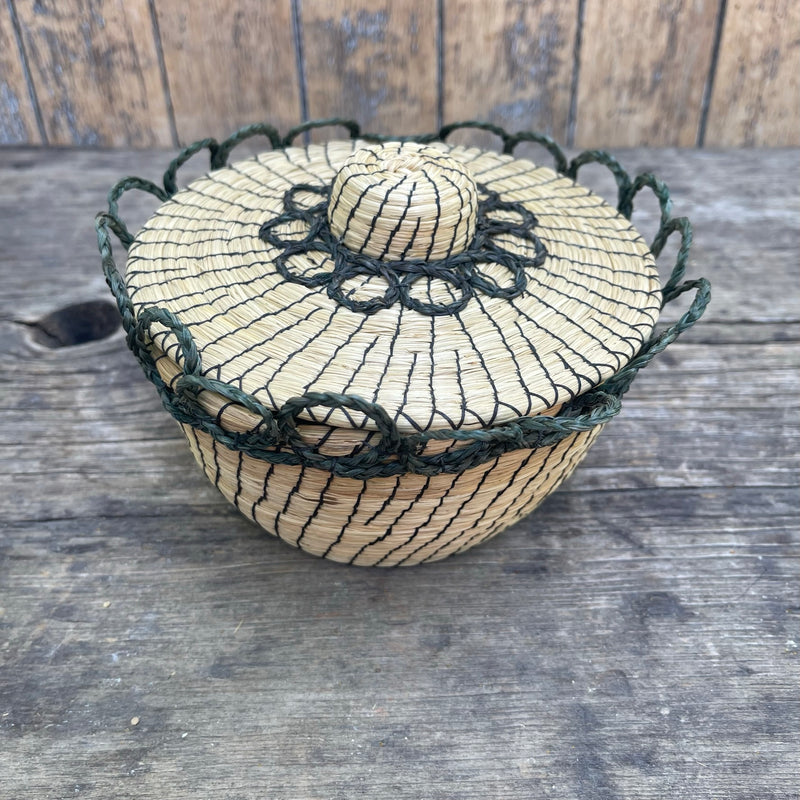 Vintage Ojibwe Basket made with Sweetgrass and scalloped edge with lid (RK53)