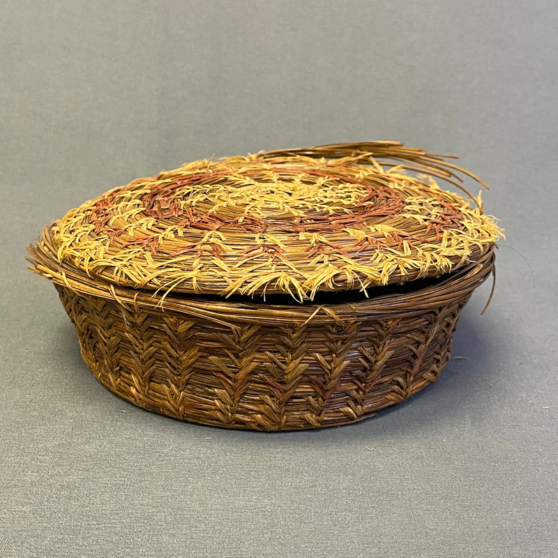 Antique Woodlands Sweetgrass and Pine Needle Basket with Lid, ca. 1923    (VW103)