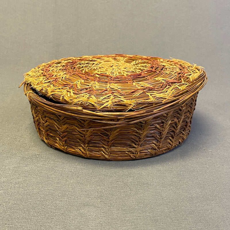 Antique Woodlands Sweetgrass and Pine Needle Basket with Lid, ca. 1923    (VW103)