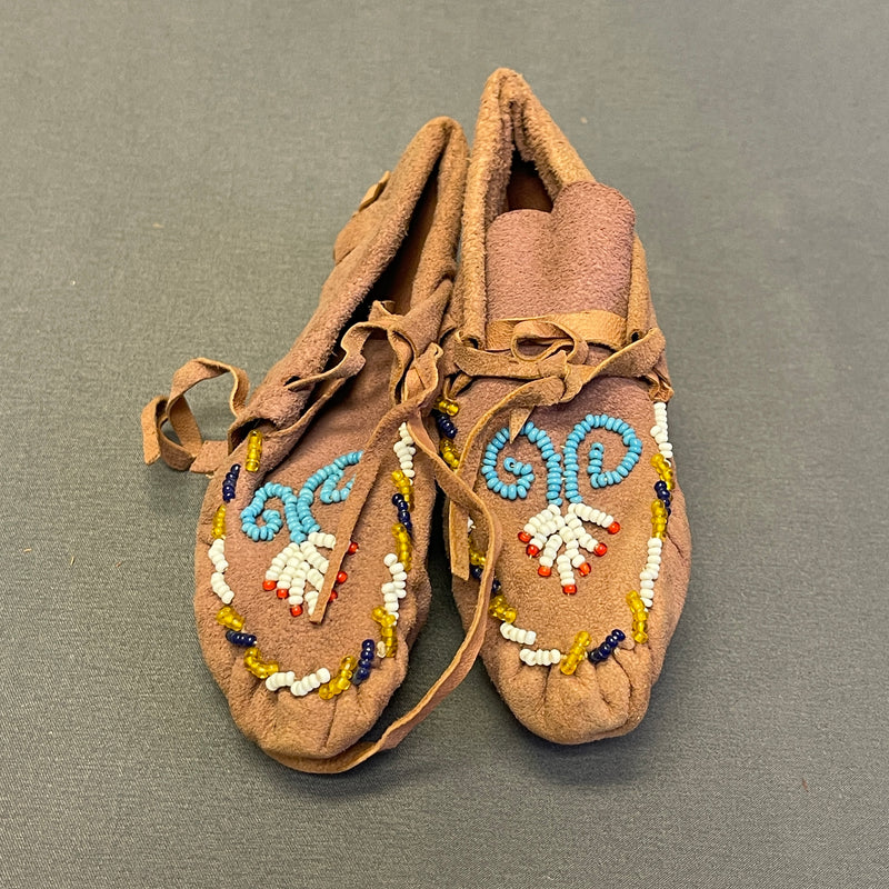 Native American Beaded Child's Moccasins, vintage    (VW107)