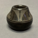 Vintage San Ildefonso Pueblo Painted Blackware Pot(JM129 )