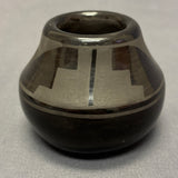 Vintage San Ildefonso Pueblo Painted Blackware Pot(JM129 )