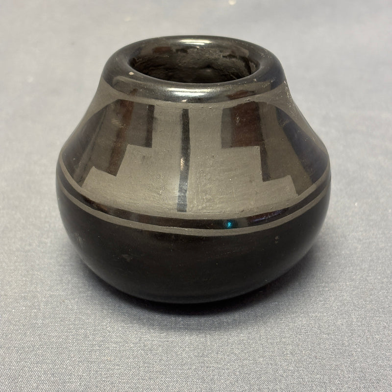 Vintage San Ildefonso Pueblo Painted Blackware Pot(JM129 )
