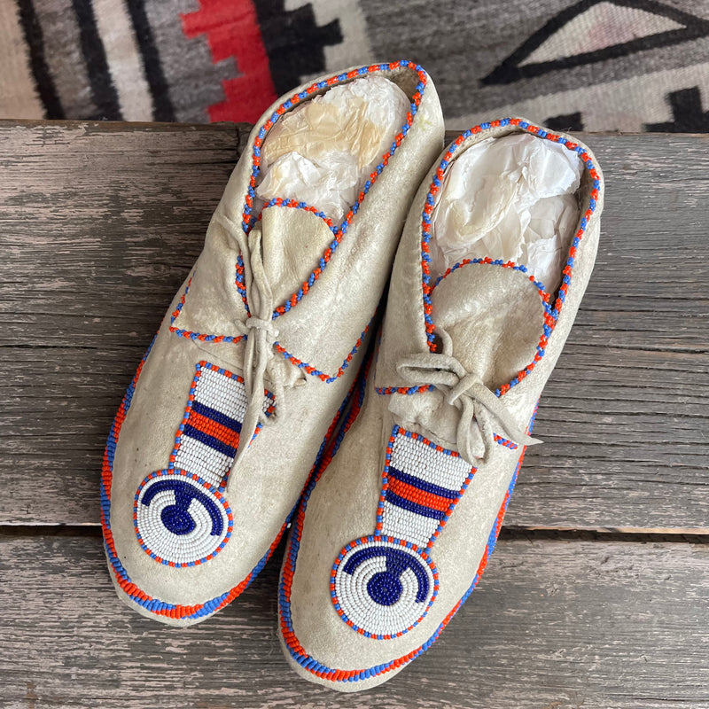 Apsáalooke (Crow) beaded moccasins - Northern Plains Crow moccasins mid 20th century  (GM178)